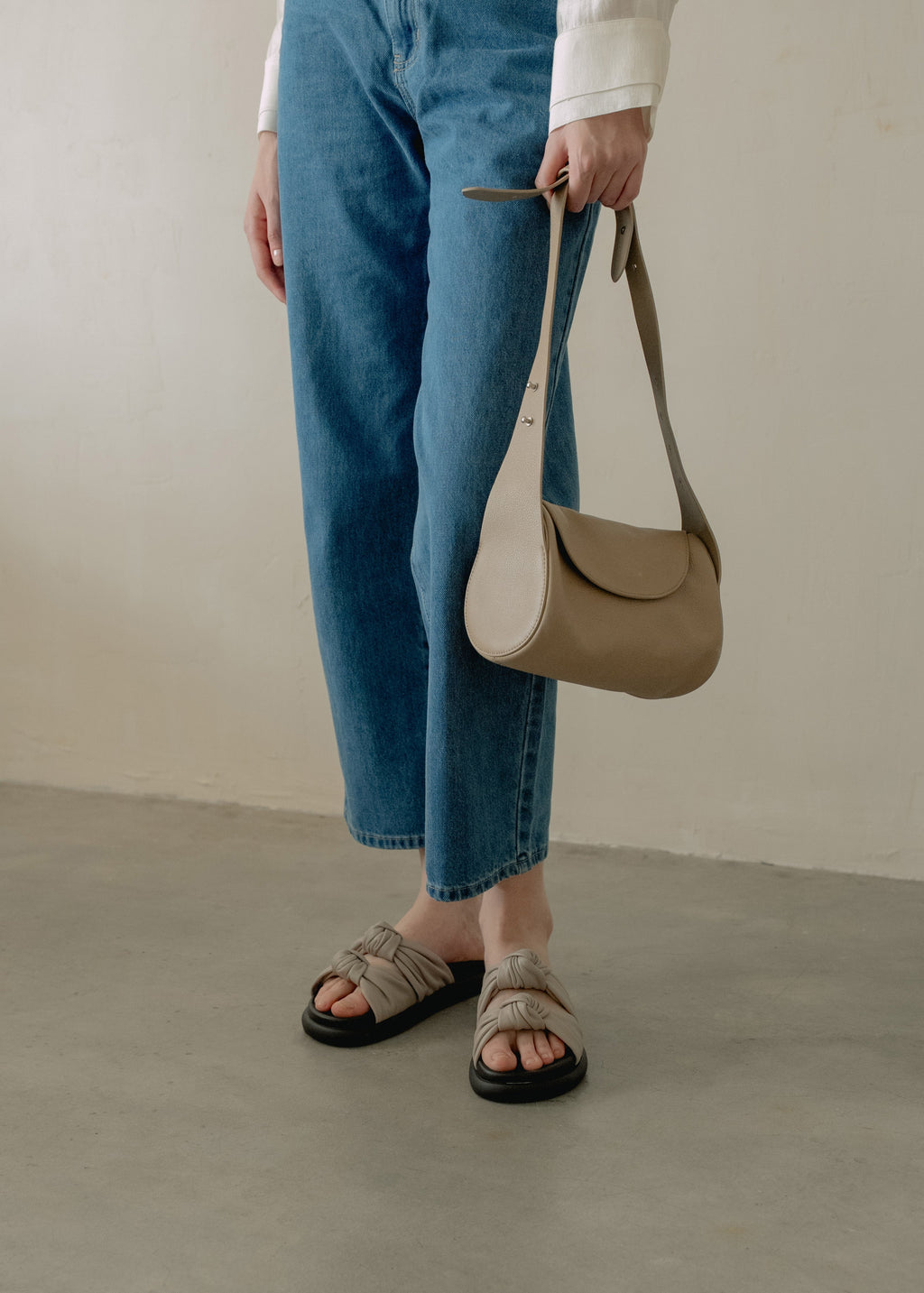 Knotty Marshmallow - Fog Leather